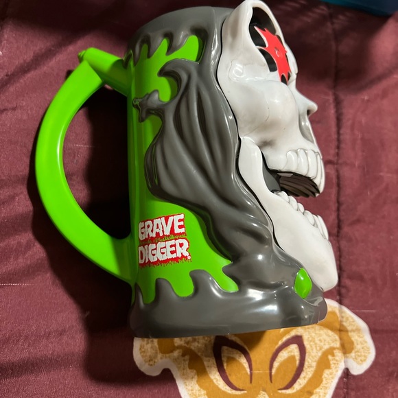 MONSTER TRUCKS Official Gear: GRAVE DIGGER CUP w/ led lights that flash and glow - Picture 4 of 8